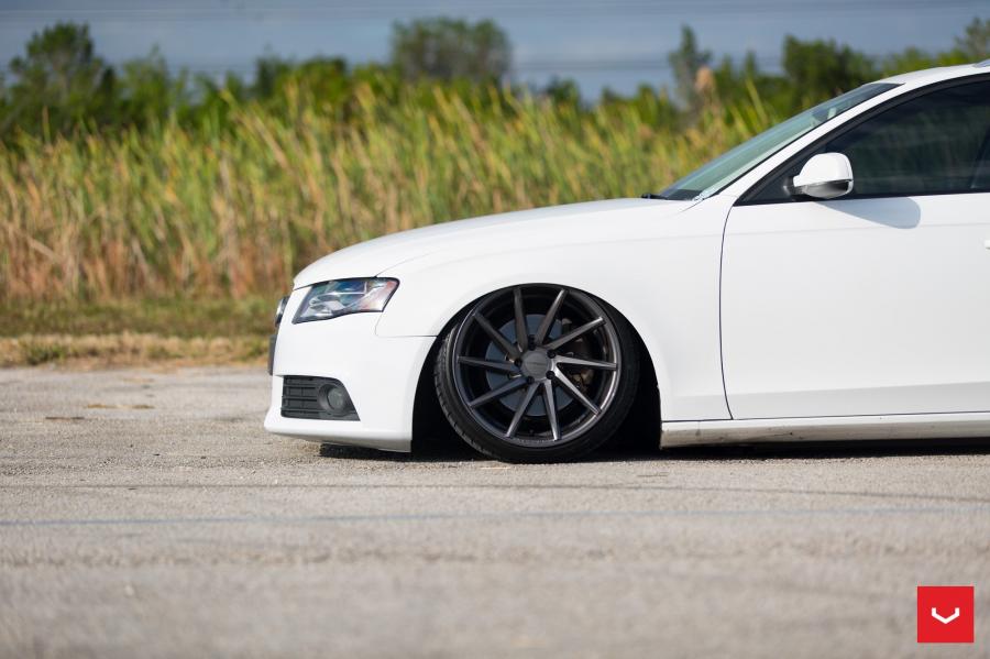 Детали экстерьера Audi A4 Avant 2.0T on Vossen Wheels (CVT) 2016 года  (фото 19 из 24)